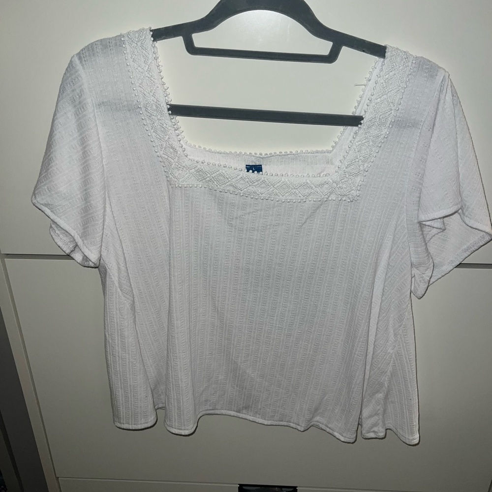 Old Navy Flutter-Sleeve Crochet Lace-Trimmed Swing
Blouse for Women — Size L